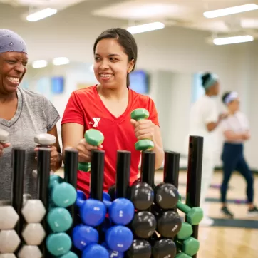 2 women lifting dumbbells