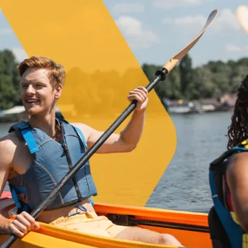 2 friends canoeing on a lake